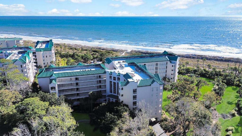 eine Luftaufnahme eines Hotels und des Ozeans in der Unterkunft 3105 Windsor Court South Oceanfront Luxury 2 BR condo Pool Bike Paths Golf Courses in Hilton Head Island