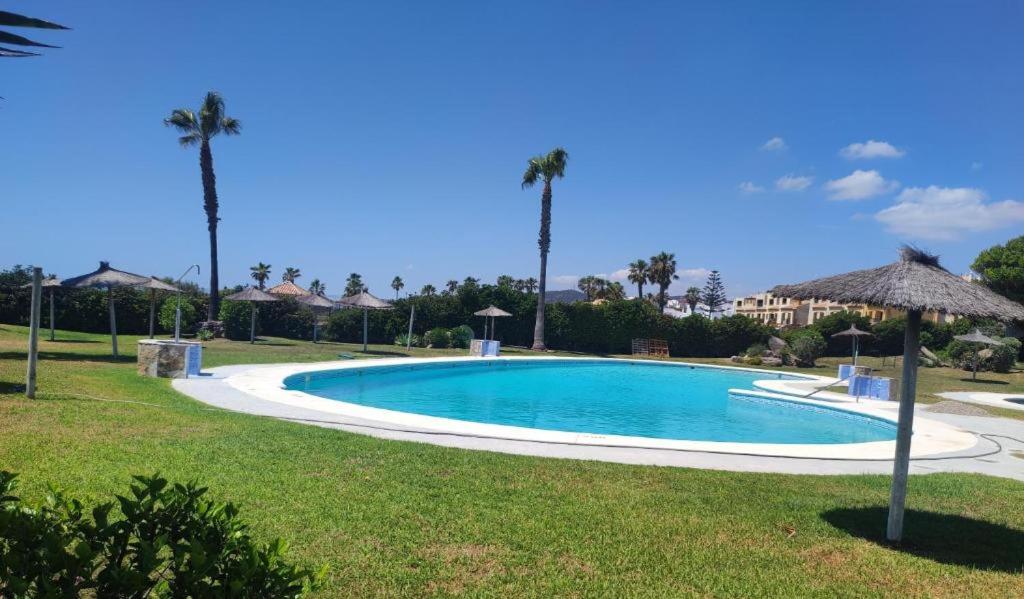 Bazén v ubytovaní Apartamento en urbanización de primera linea de playa, Atlanterra Zahara de los Atunes alebo v jeho blízkosti