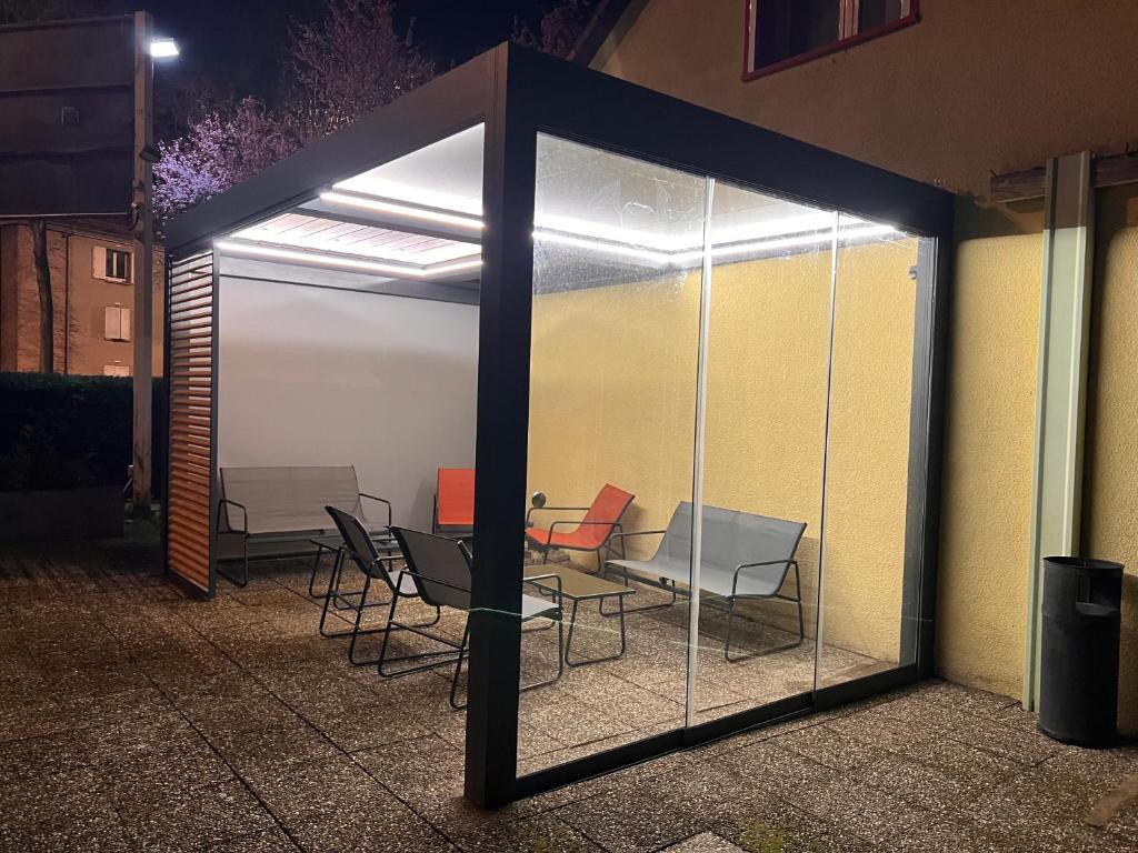 Un patio o zona al aire libre en Hotel Arc-En-Ciel Colmar Contact Hotel