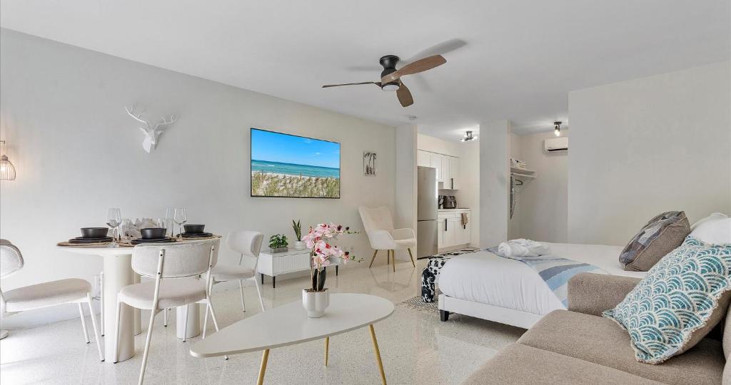 a living room with a bed and a dining room at Beachside Studio in Hollywood