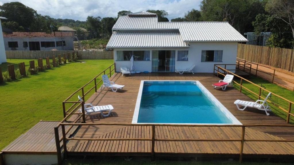 a deck with a pool and a house at vila sua casa 2 in Santo André
