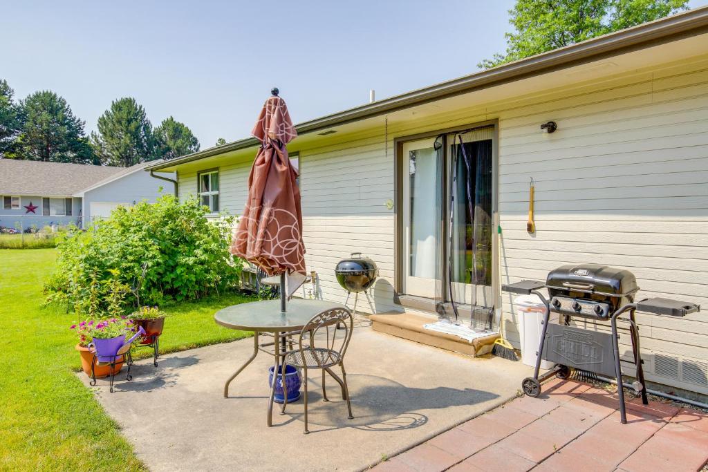 un patio con parrilla, mesa y parrilla en 2 Mi to Dtwn Missoula Duplex with Fenced Yard, en Missoula