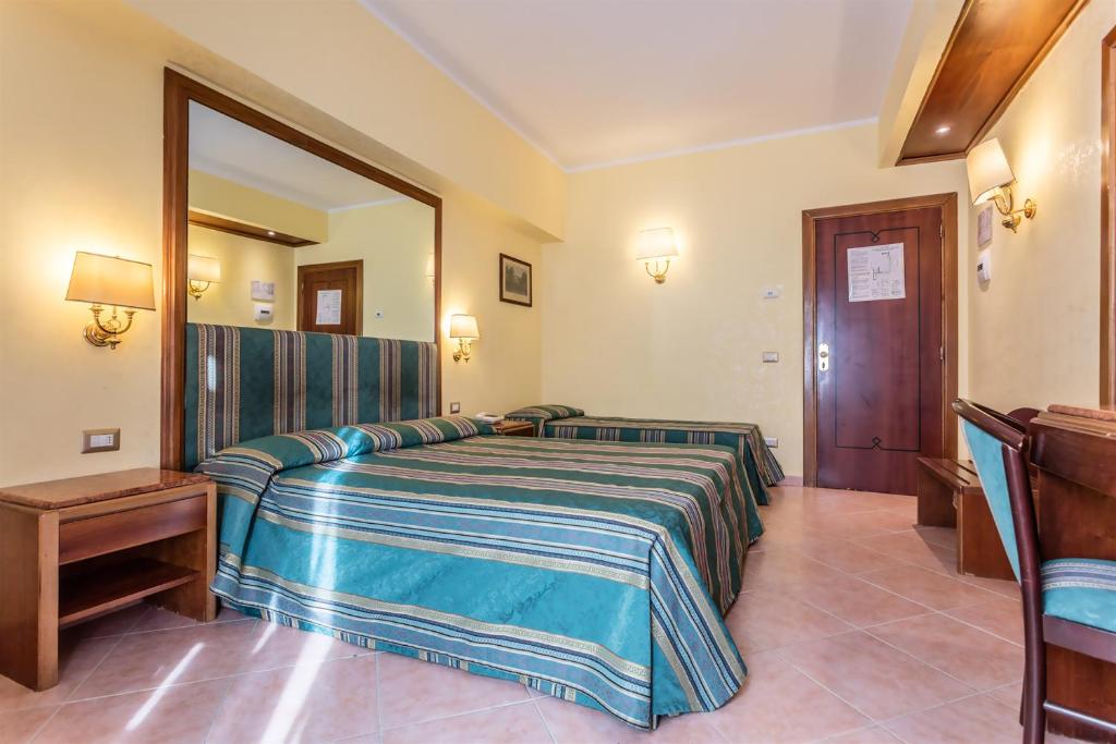 Кровать или кровати в номере Raeli Hotel Floridia
