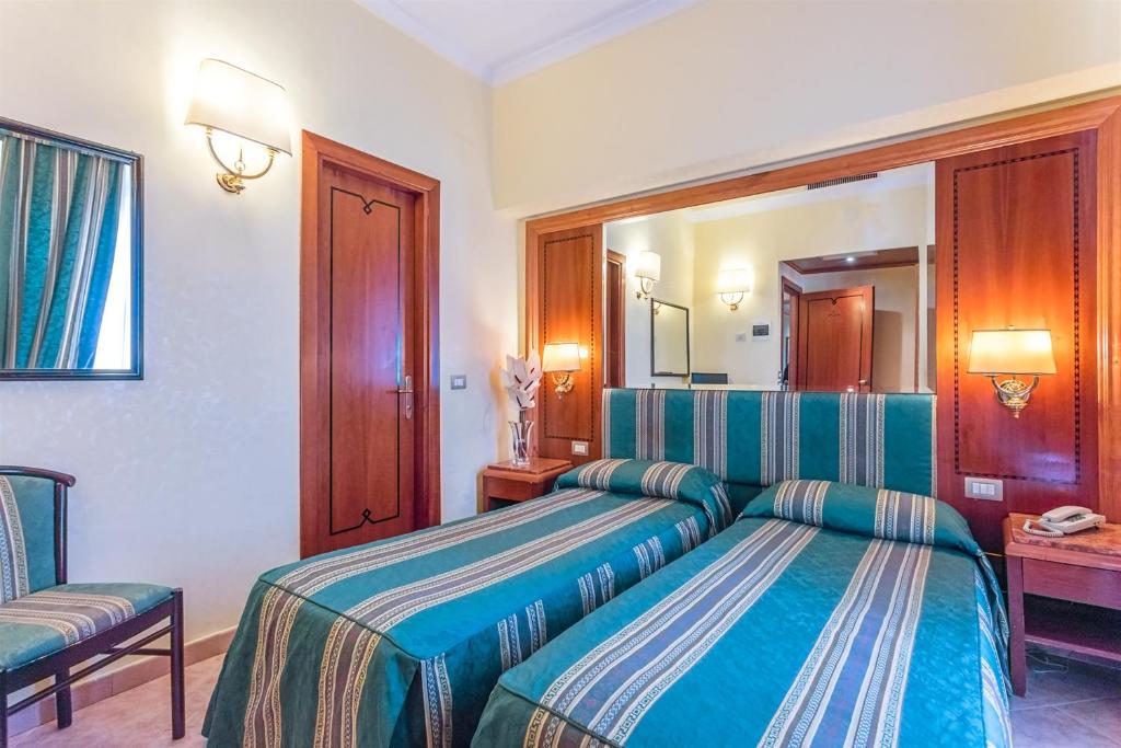 Кровать или кровати в номере Raeli Hotel Floridia