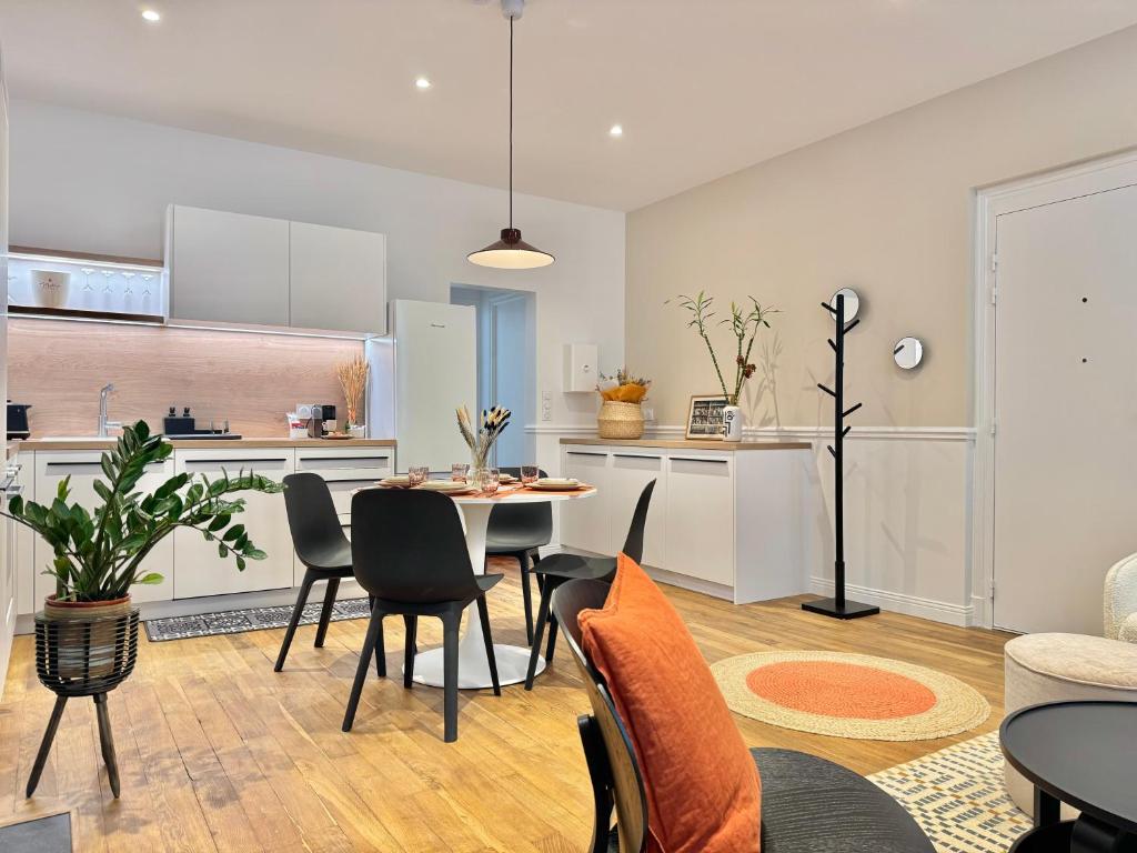 une cuisine et un salon avec une table et des chaises dans l'établissement L'Orange Serenity - Parking - Gare à 5 min, à Troyes