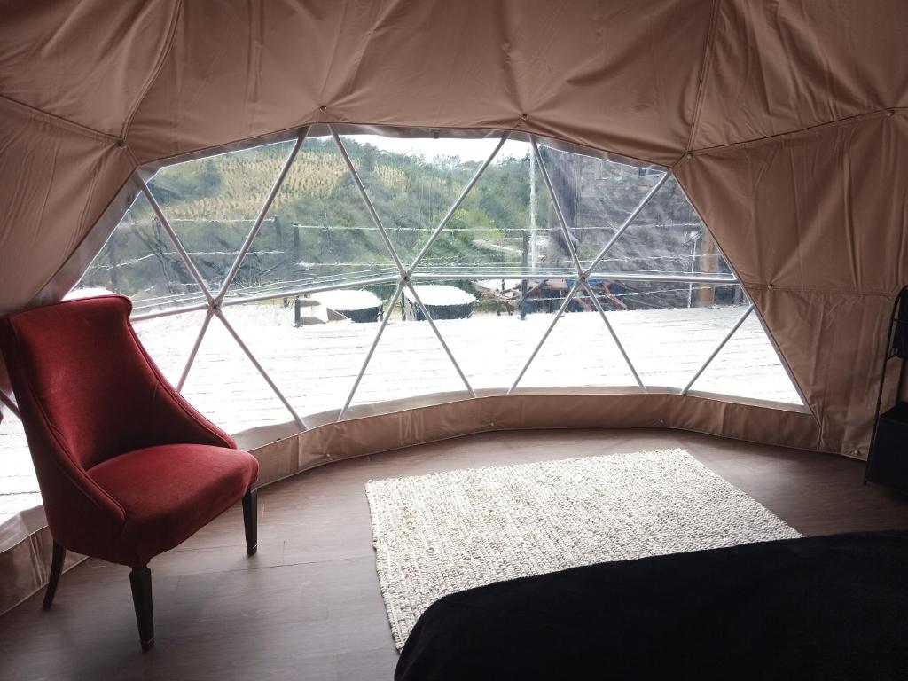 Posezení v ubytování Oakridge Glamping