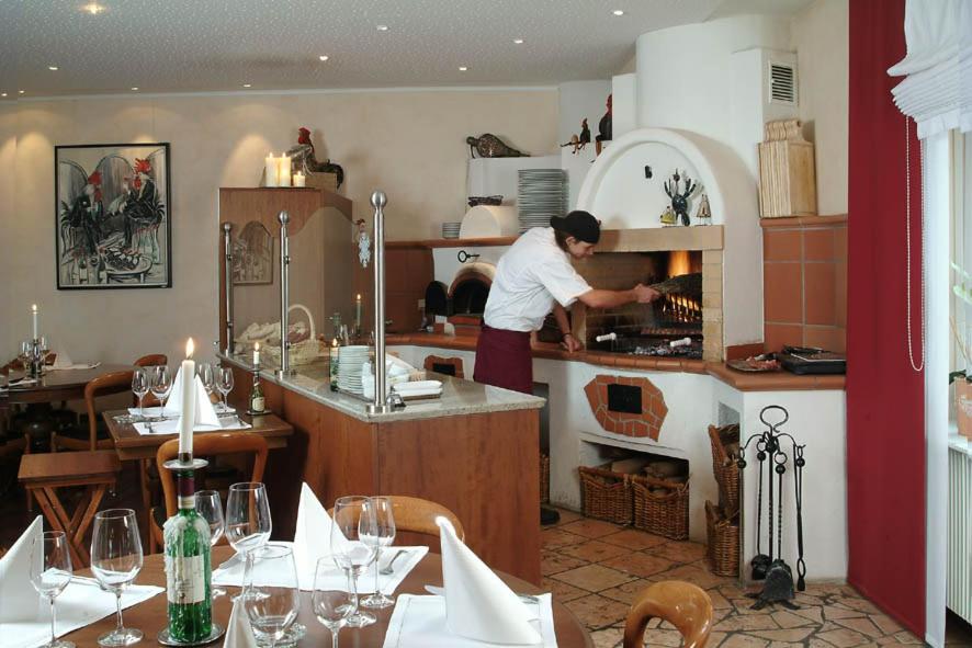 Kuchyň nebo kuchyňský kout v ubytování Hotel Höllsteiner Hof