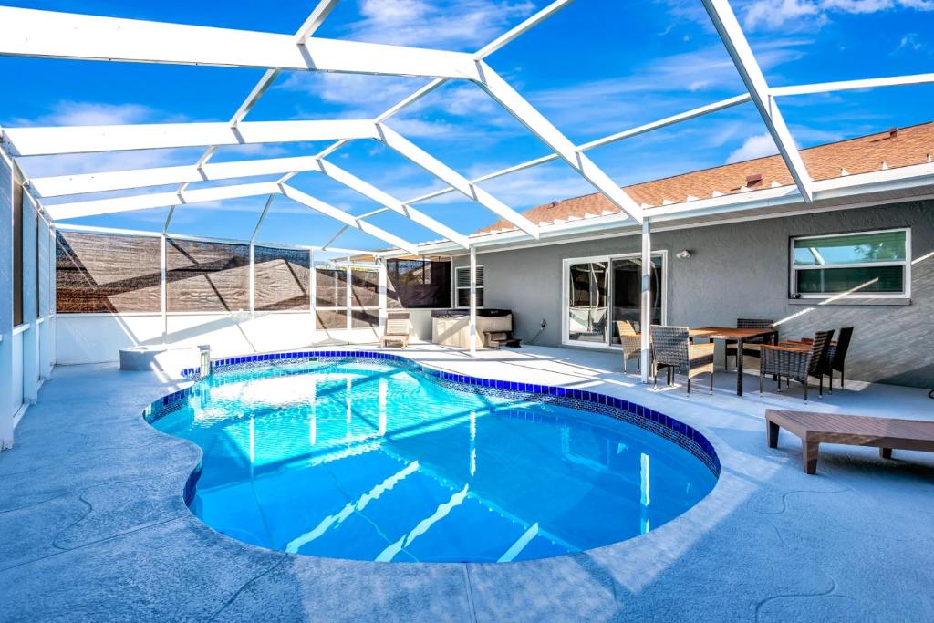 ブレーデントンにあるNested haven heated pool, spa, beach, golf 15 minの屋根付きのスイミングプール