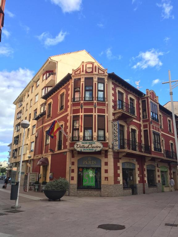 duży budynek na rogu ulicy w obiekcie Hosteria Villa de Castro w mieście Castro-Urdiales