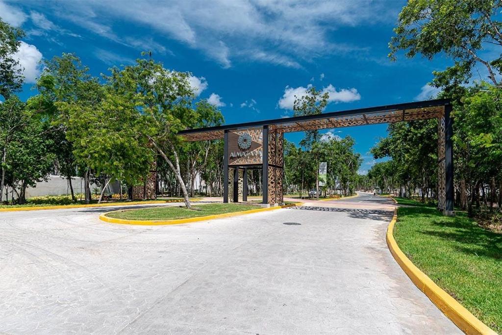 eine leere Straße in einem Park mit einem Pavillon in der Unterkunft Casa Holkan, Playa del Carmen in Playa del Carmen