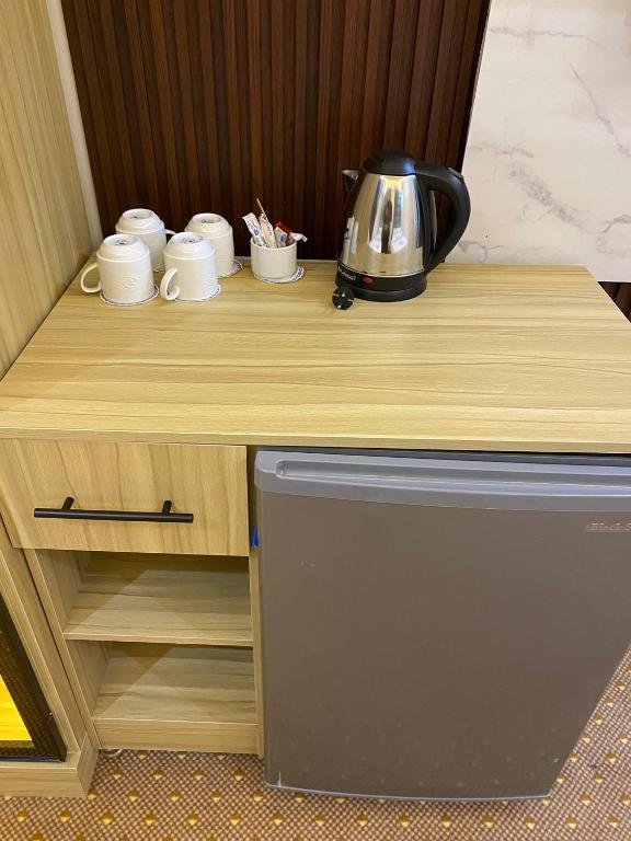 Příslušenství pro přípravu čaje a kávy v ubytování Royal Golden Pyramids Inn