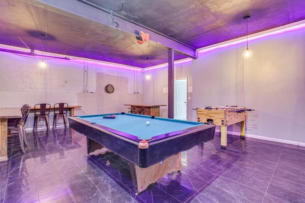 Habitación con mesa de billar y 2 mesas en 15 Mi to Ski Big Bear Gem with Deck and Game Room, en Honesdale