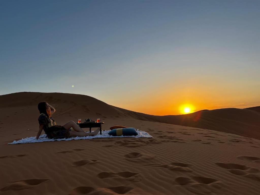 Východ nebo západ slunce při pohledu z luxury tent nebo okolí