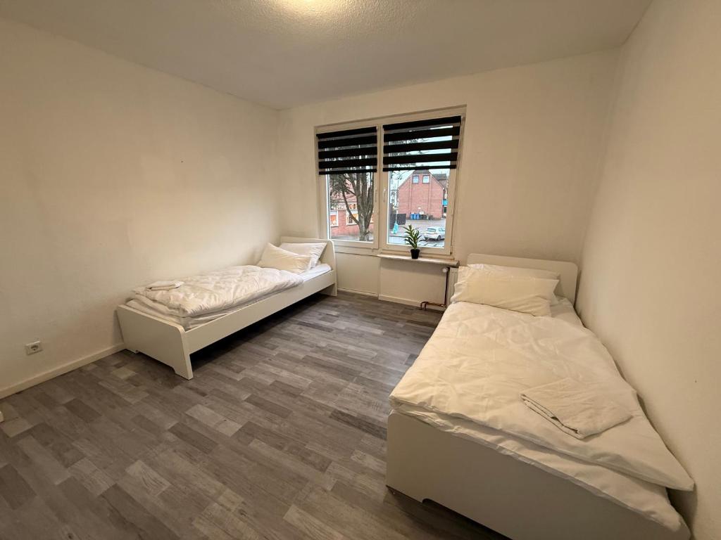 Un pat sau paturi într-o cameră la FeWo 7P 2,5Bad Küche Wasch