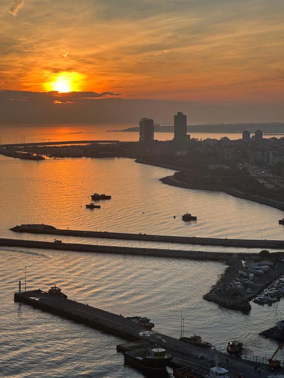 Una puesta de sol sobre un puerto con barcos en el agua en Stylish Suite with Great View, en Estambul