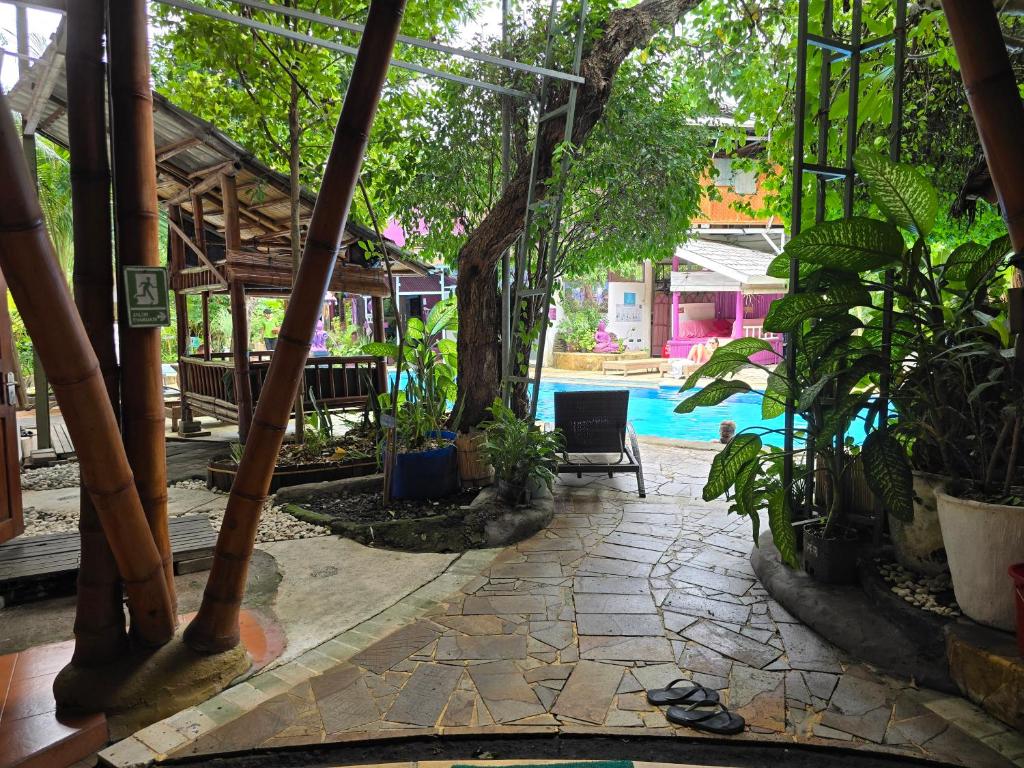 Piscine de l'établissement Serenity Eco Guesthouse - CHSE certified ou située à proximité