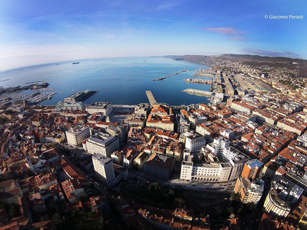 una vista aérea de una ciudad con un cuerpo de agua en B&B Piazza Goldoni en Trieste