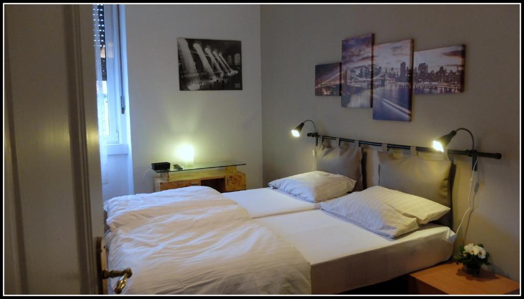 Łóżko lub łóżka w pokoju w obiekcie B&B Piazza Goldoni