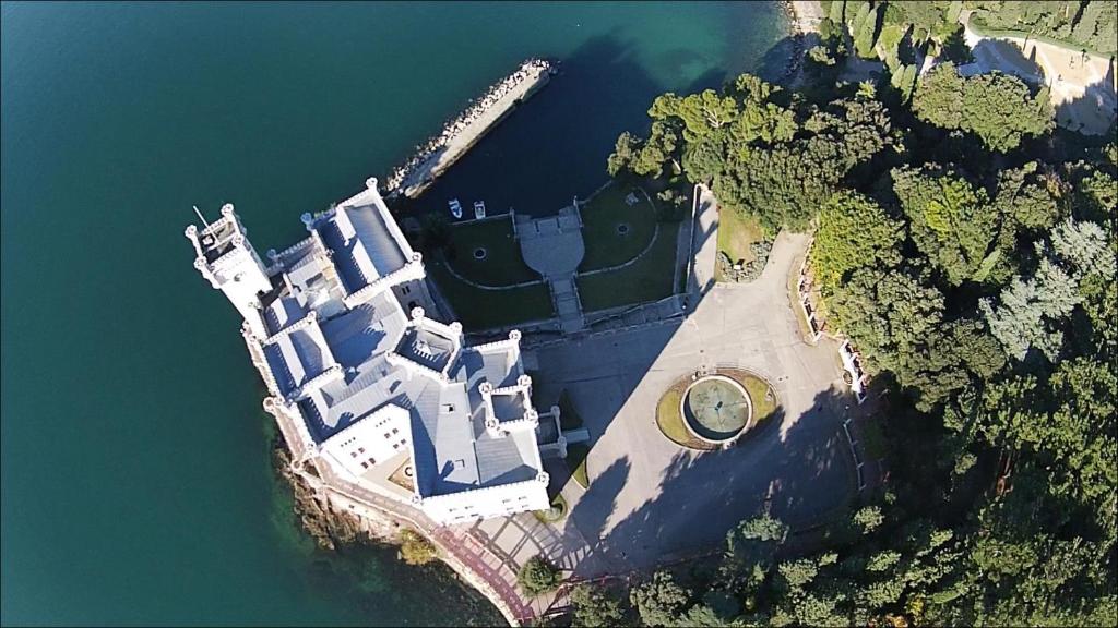 widok z powietrza na zamek w wodzie w obiekcie B&B Piazza Goldoni w Trieście