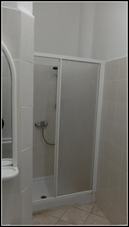 W łazience znajduje się prysznic ze szklanymi drzwiami. w obiekcie B&B Piazza Goldoni w Trieście