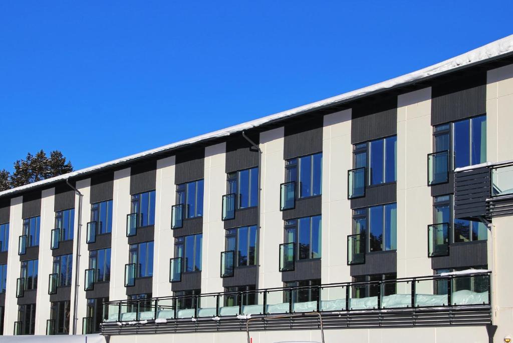 an apartment building with a balcony at Hotelli Suomutunturi in Suomutunturi