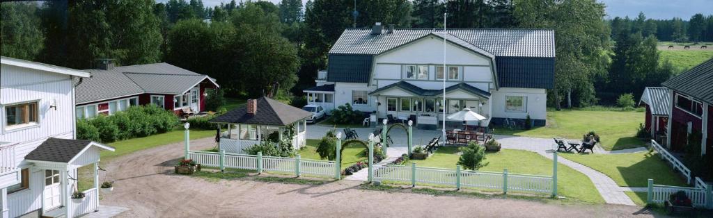 - une vue aérienne sur une maison avec une aire de jeux dans l'établissement Maalaiskartano Pihkala, à Kestilä