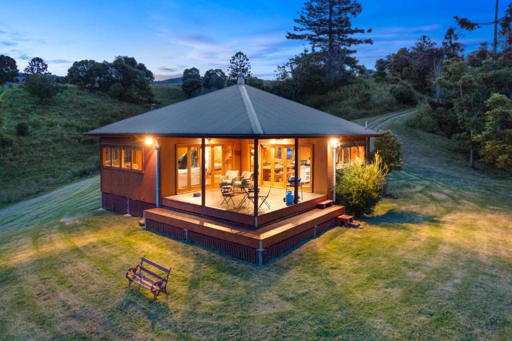 una piccola cabina su un prato con luci di Worendo Cottages a Darlington