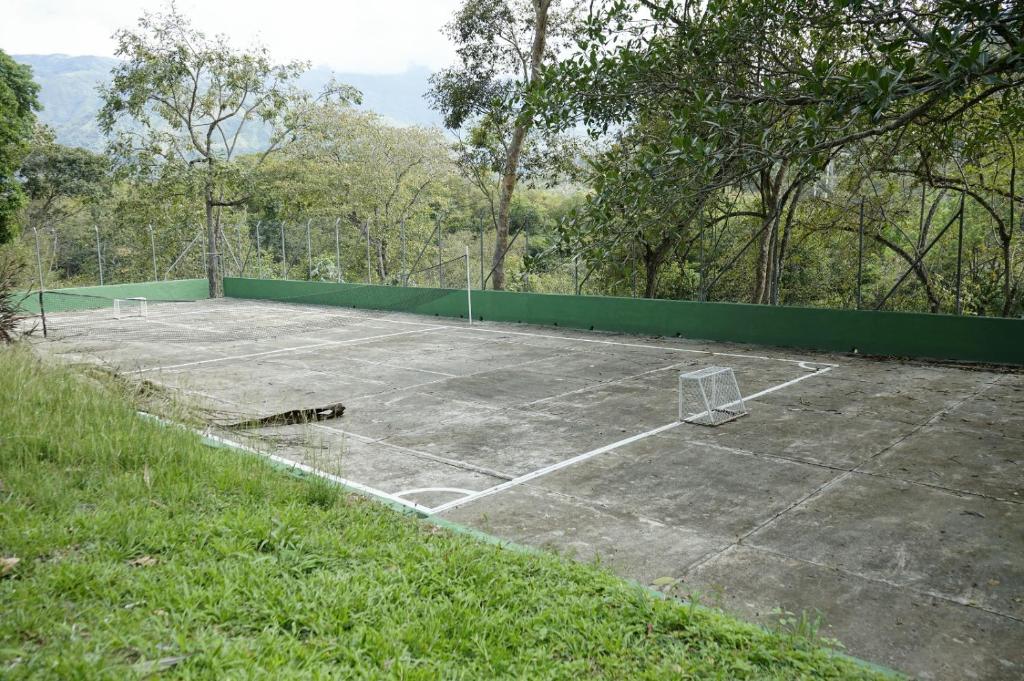 Tenis a/nebo squash v ubytování Tres Lagos Hotel nebo okolí