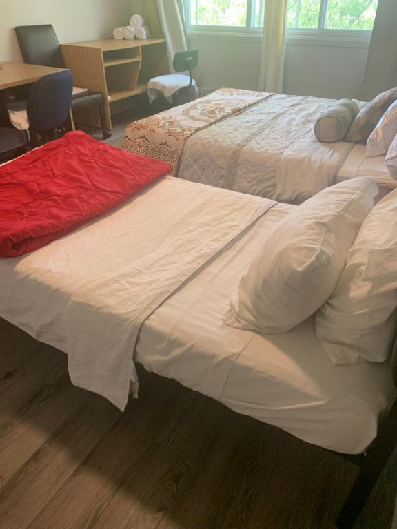 Postel nebo postele na pokoji v ubytování Downtown Montreal Airport 15Mins