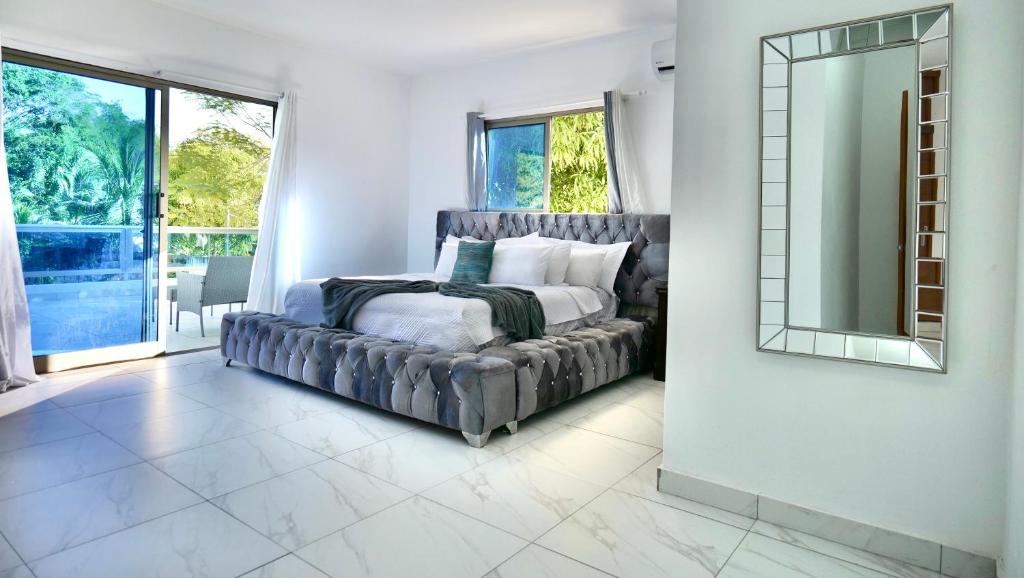 a bedroom with a bed and a large mirror at Villa Pravda Paradise Guerra in La Caoba