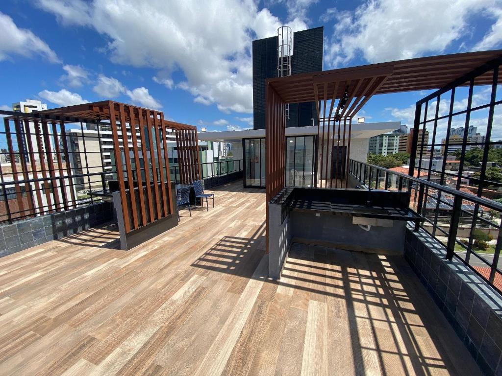 eine Dachterrasse mit einem Whirlpool auf einem Gebäude in der Unterkunft Espetacular Flat Storey Luxor no Bessa in João Pessoa