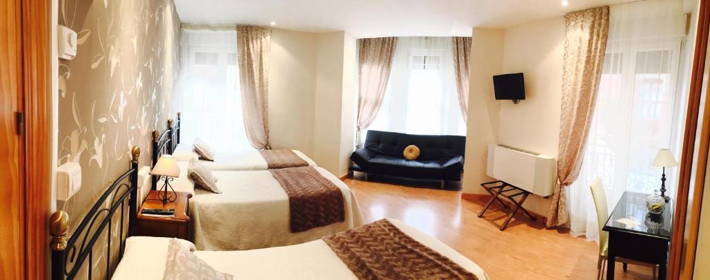 pokój hotelowy z dwoma łóżkami i oknem w obiekcie Hosteria Villa de Castro w mieście Castro-Urdiales