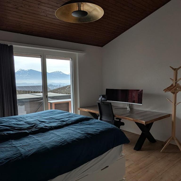 Postel nebo postele na pokoji v ubytování Young Backpackers Homestay