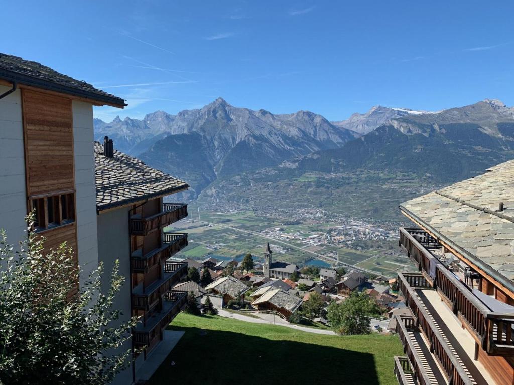 Blick auf eine Stadt von zwei Gebäuden in der Unterkunft Apartment in Veysonnaz near Ski Gondola in Veysonnaz