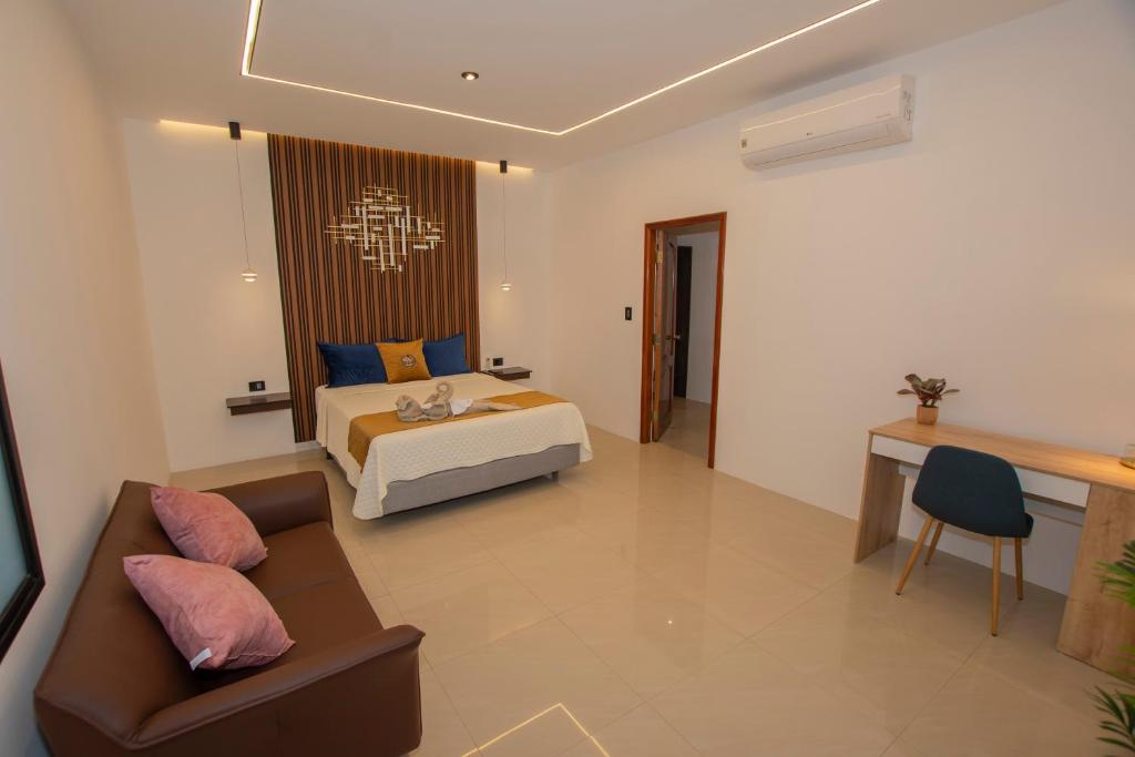 Postel nebo postele na pokoji v ubytování Blue Marlin Galápagos, Hotel & SPA