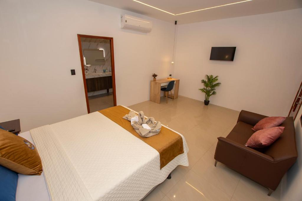 TV a/nebo společenská místnost v ubytování Blue Marlin Galápagos, Hotel & SPA