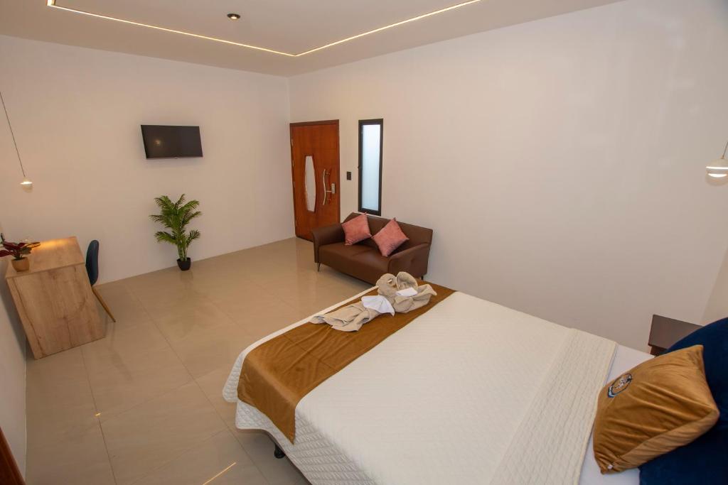 Postel nebo postele na pokoji v ubytování Blue Marlin Galápagos, Hotel & SPA