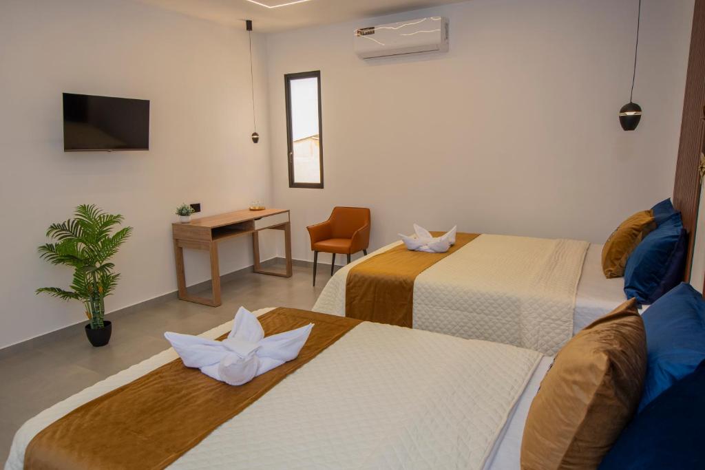 TV a/nebo společenská místnost v ubytování Blue Marlin Galápagos, Hotel & SPA