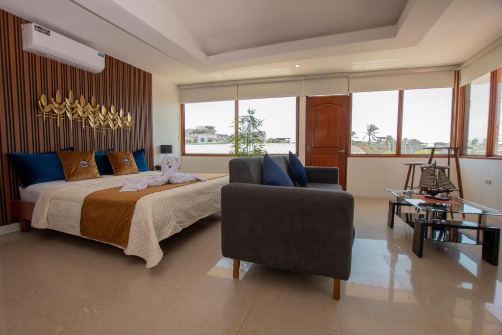Postel nebo postele na pokoji v ubytování Blue Marlin Galápagos, Hotel & SPA