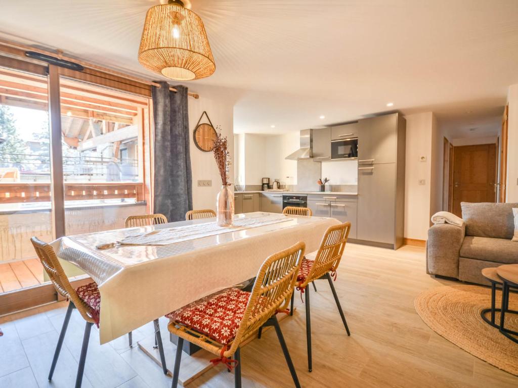 une cuisine et un salon avec une table et des chaises dans l'établissement Duplex 8 pers moderne, centre Morzine, proche télécabines - FR-1-684-69, à Morzine