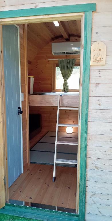 Palanda nebo palandy na pokoji v ubytování Star Forest Makino Glamping Villa