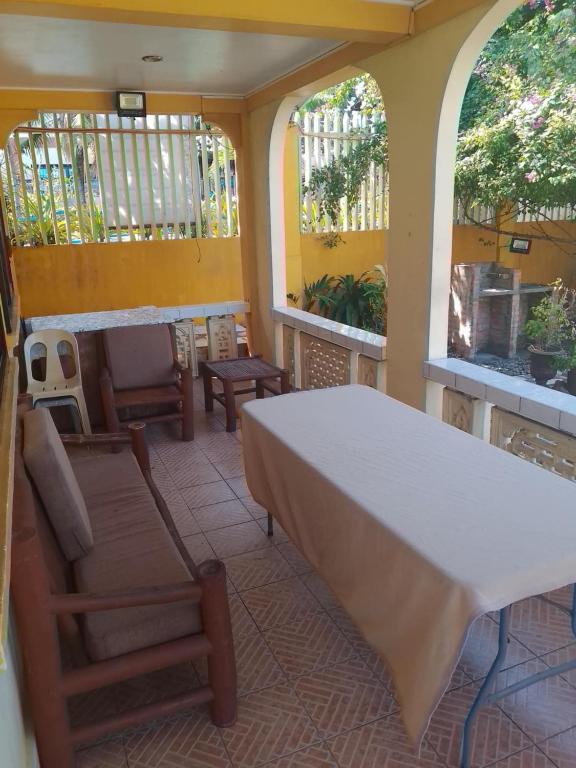 Posezení v ubytování Seabreeze Beachfront Home and Cottages new management