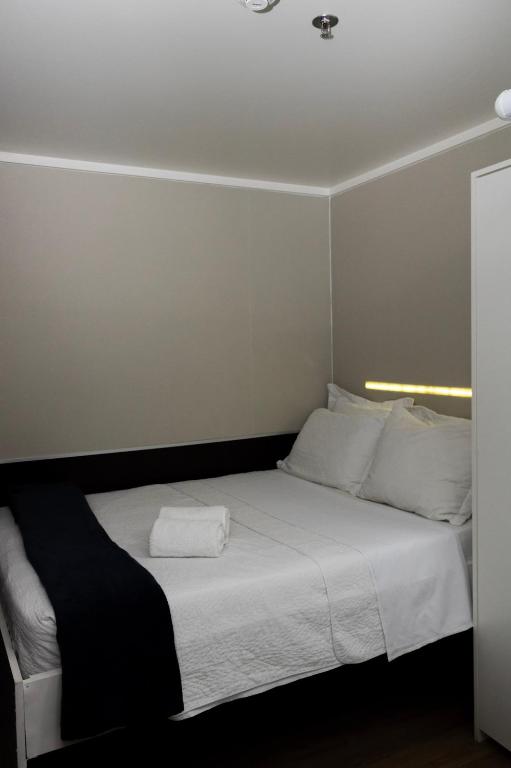 a bedroom with a bed with white sheets and pillows at Hotel Aero Sleep Campinas in Campinas