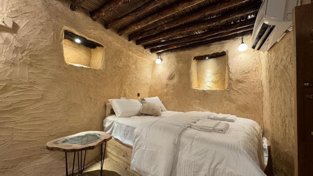 Postel nebo postele na pokoji v ubytování بيت العريش Arish house