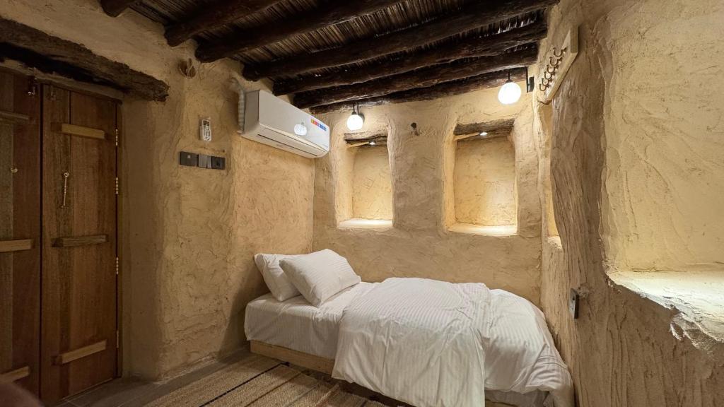 Postel nebo postele na pokoji v ubytování بيت العريش Arish house