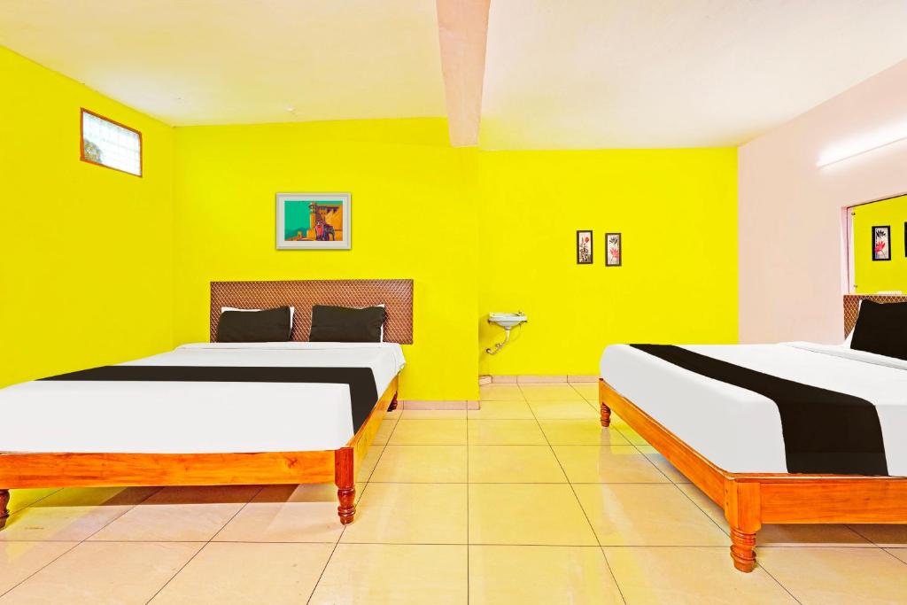 Postel nebo postele na pokoji v ubytování Super Hotel O Thavalakuppam Near Bus Stand