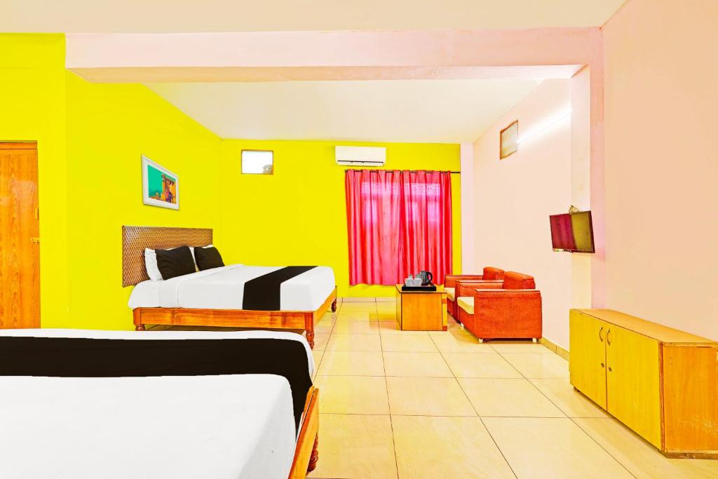 Postel nebo postele na pokoji v ubytování Super Hotel O Thavalakuppam Near Bus Stand