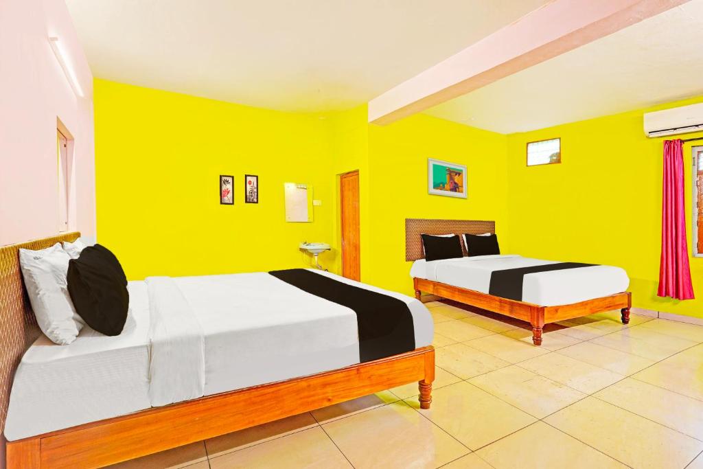 Postel nebo postele na pokoji v ubytování Super Hotel O Thavalakuppam Near Bus Stand