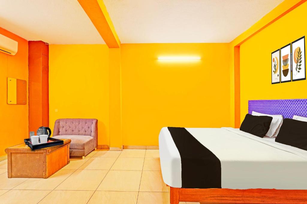 Postel nebo postele na pokoji v ubytování Super Hotel O Thavalakuppam Near Bus Stand