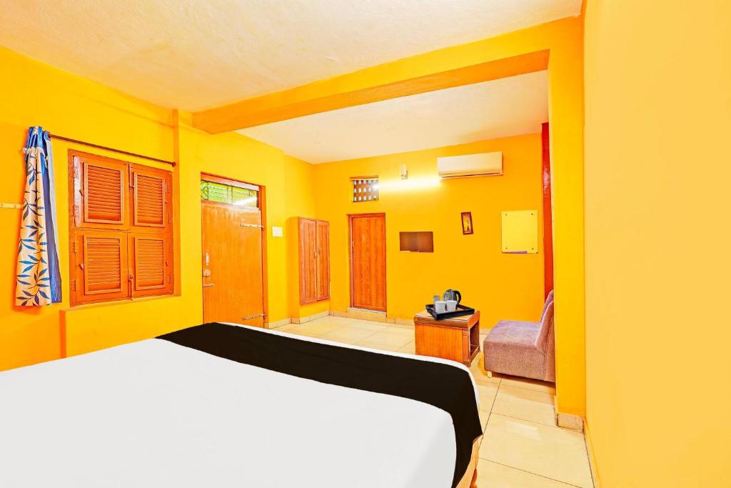 Postel nebo postele na pokoji v ubytování Super Hotel O Thavalakuppam Near Bus Stand